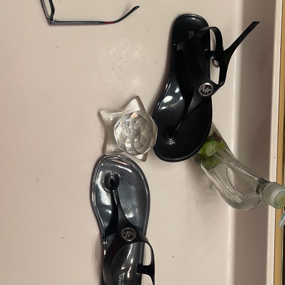 MICHAEL KORS SLIPPERS. CUTE MU$T HAVE.. 🥰👍🏽 - Picture 4 of 6